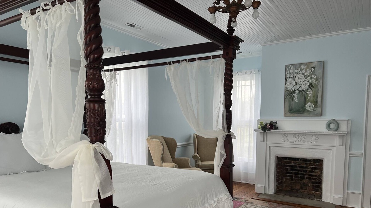 Pollocksville Bed & Breakfast | Historic 1906 home within walking distance to river