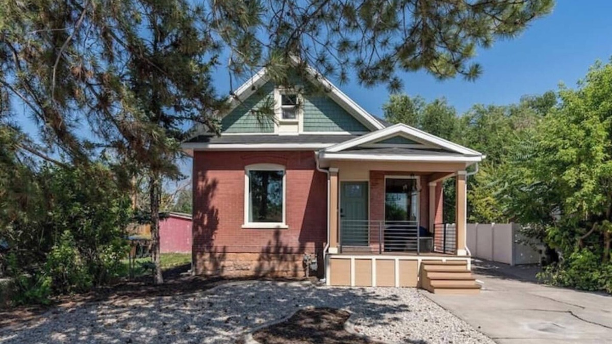 South Salt Lake House | Historic 1907 SLC Victorian - Hot Tub - Firepits - Exposed Brick