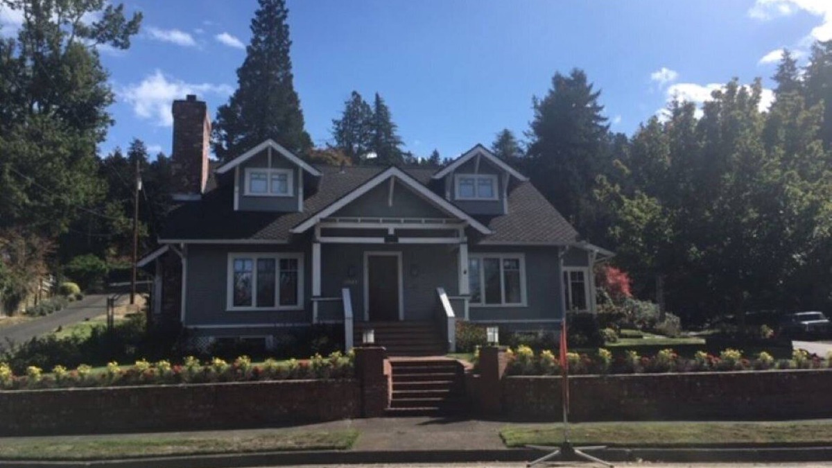 Fairmont Apartment | Historic 1910 Home on Fairmount Blvd walking distance to University of Oregon