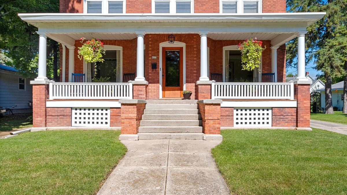 De Pere Apartment | Historic 2-bedroom 1st floor unit with a beautiful porch in delightful De Pere