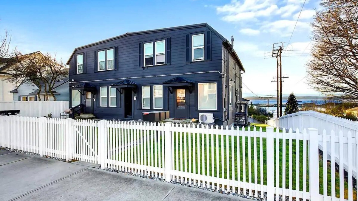 Everett Apartment | Historic 2 BR apartment in Everett, WA, sleeps 6. Includes a FREE reserved parking spot! Remodeled with A/C, W/D, and full kitchen. Minutes from Arena, Medical Center, and Naval Station.