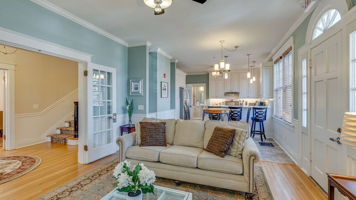 Music Row House | Historic 4-Bedroom Manor | Walk to Music Row & Vanderbilt | Family Retreat