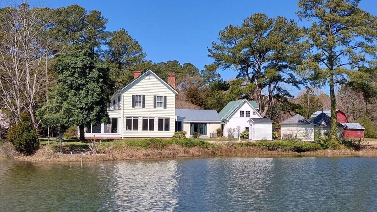 Mathews House | Historic 4 bedroom private waterfront home