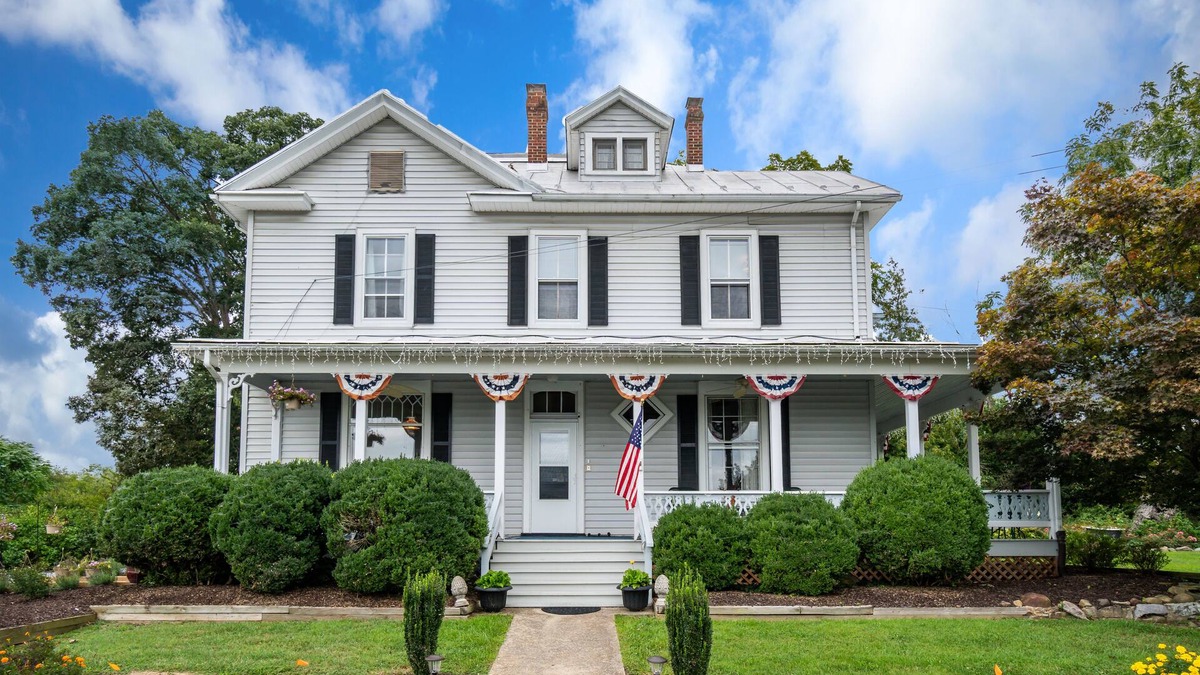 Luray House | Historic 6 BR 6.5 BA home with Stunning Views