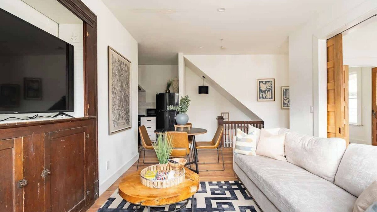 Uptown Apartment | Historic 6BR Walk to NW Shops Sleeps 12