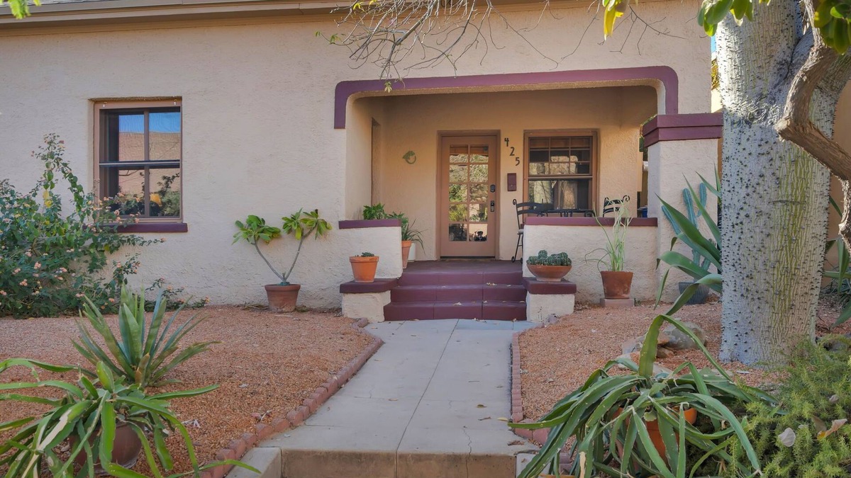 West University House | Historic adobe steps from 4th AVE, near U OF A, private yard, Dogs OK!