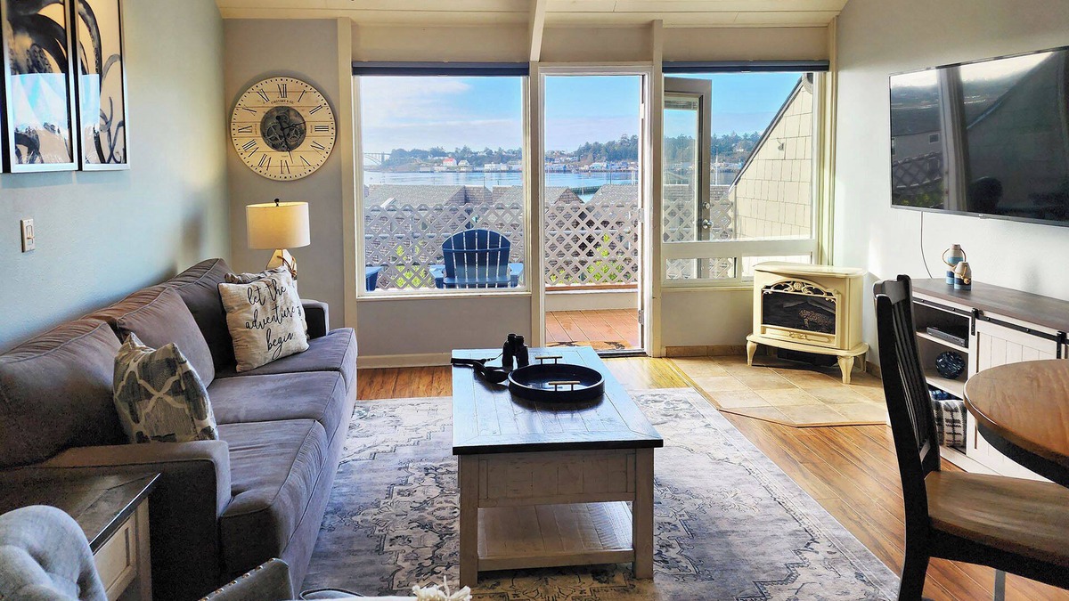 Newport Condo | Historic Bayfront! Stellar Bridge & Bay Views! Bay Dreaming