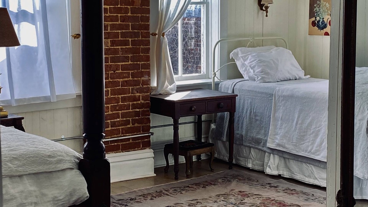 Spring Grove Apartment | Historic BLUE RIBBON upstairs apartment full breakfast included in BR cafe