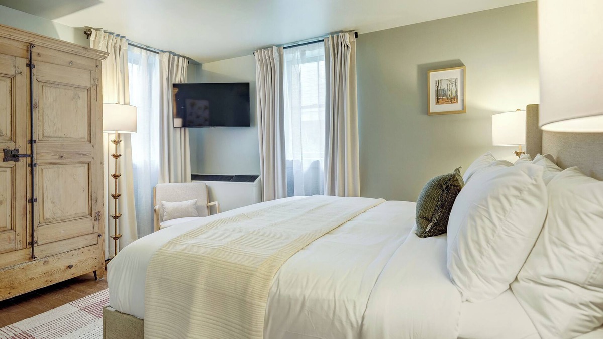 North Downtown Hotel | Historic Boutique Stay The 200 South St King Room & Pool