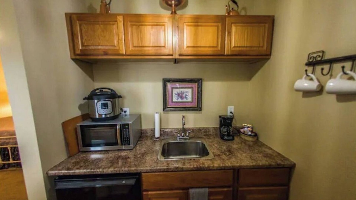 Glendale House | Historic Building Suite @ Glendale -King Bed-Wifi