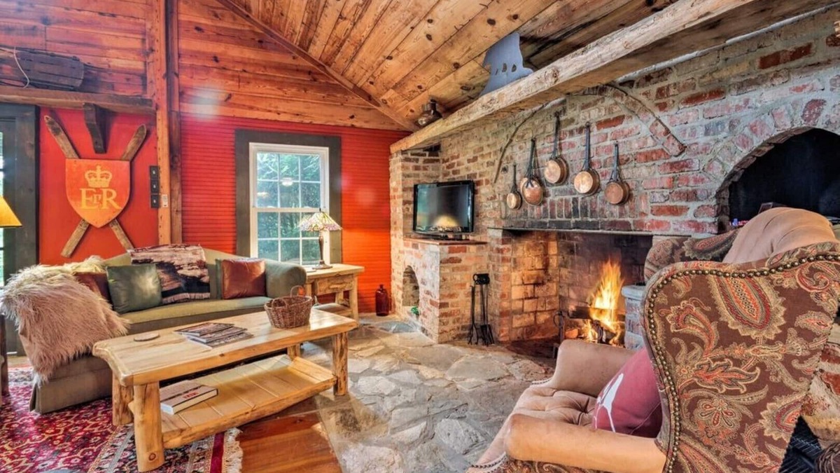 Little Switzerland Cabin | Historic Cabin in Little Switzerland w/Fire Pit-Walk to village and shops!