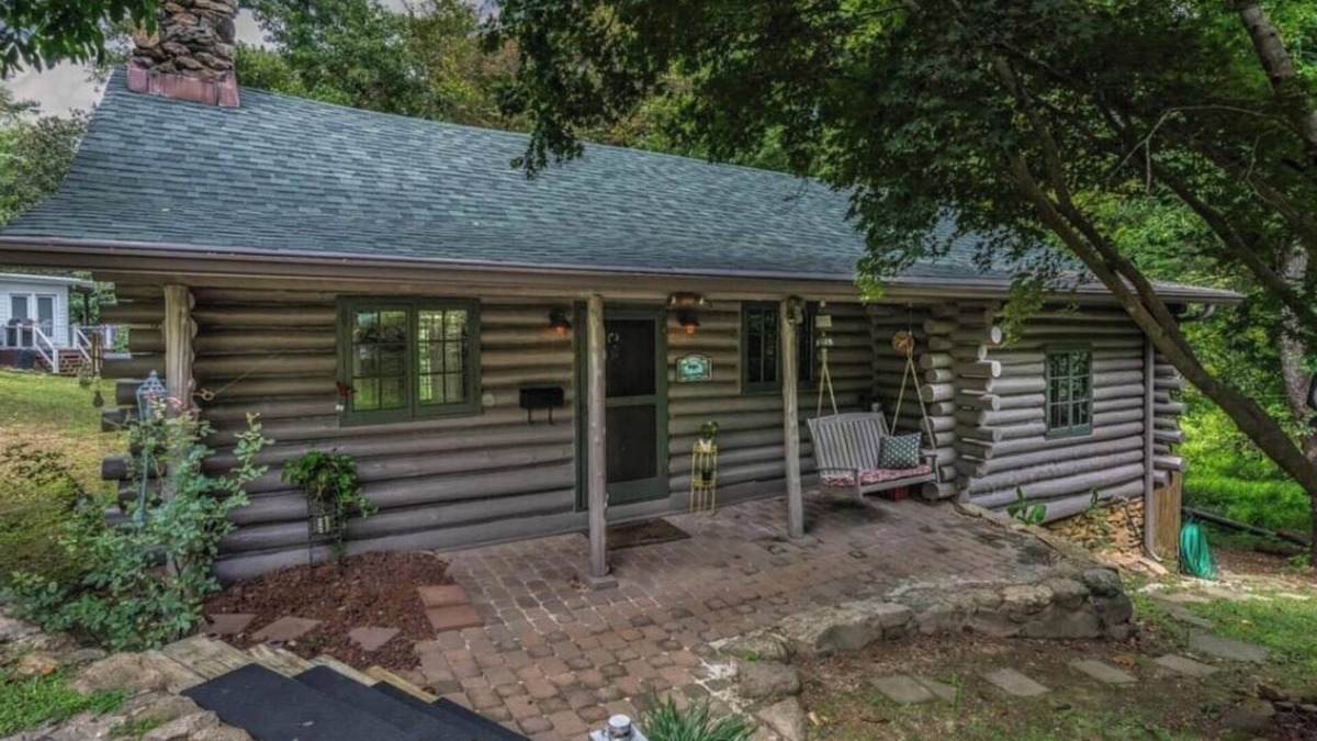 Wake Forest Cabin | Historic Cabin in Wake Forest Downtown.
