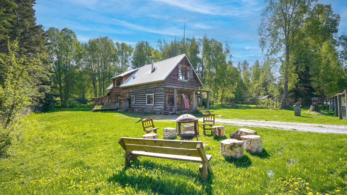 Hope Apartment | Historic Century-Old Cabin in Downtown Hope