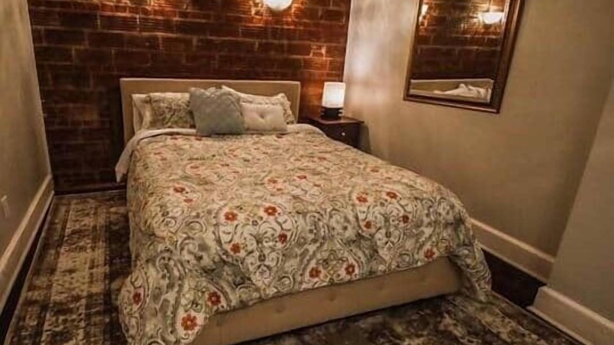 Fourmile Apartment | Historic Charm: 5 Star Comfort Room 2