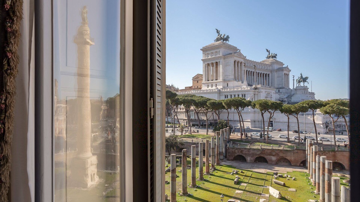 Rome City Centre Apartment | Historic Charm at Colonna Traiana: 5-Star Luxury Living in the Heart of Rome