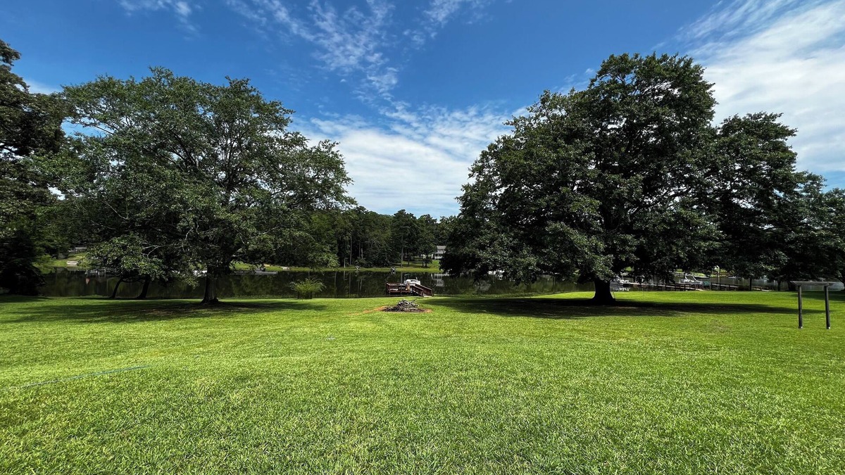 Chapin House | Historic Charm on the Lake Stay by a 475 Year-Old Oak with Private Dock BoatRamp