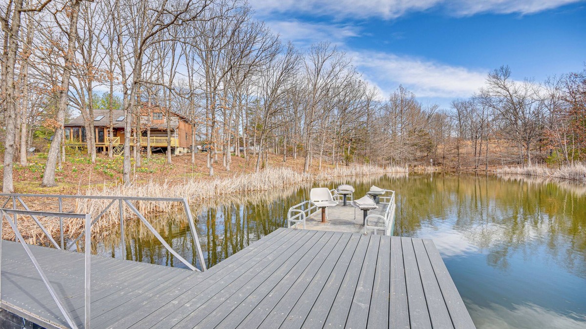 Rucker Cabin | Historic Clark Cabin w/Deck & Fishing Pond Access