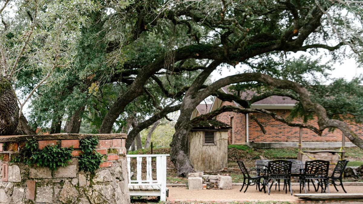 Burton House | Historic Cottage & Century Oaks