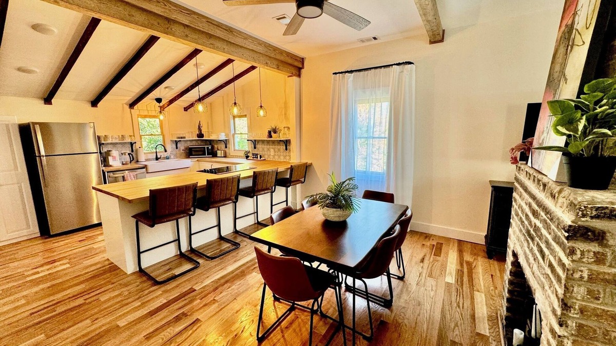 Macon House | Historic Cottage Downtown Macon with off street parking