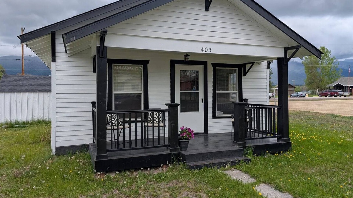 Stevensville House | Historic cottage in Stevensville with views of the mission mountains.