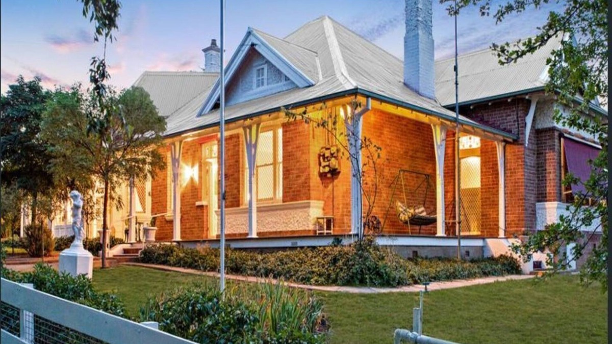 Harden House | Historic Country Homestead Retreat