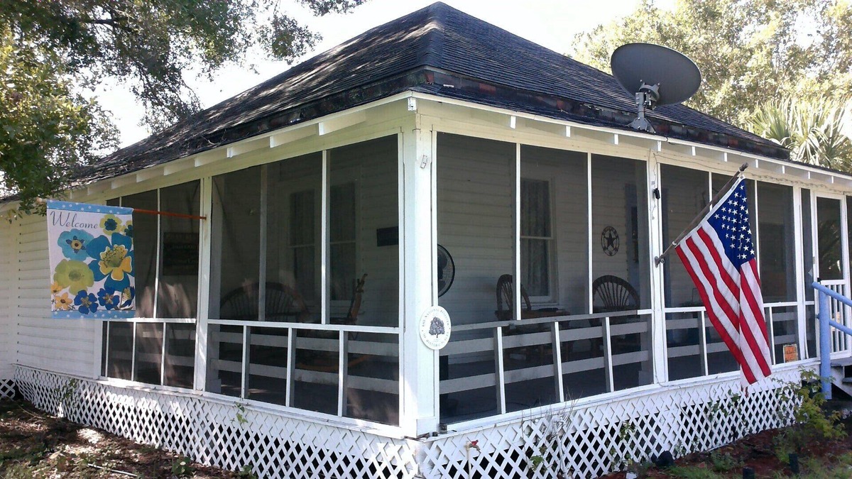 Arcadia House | historic cowboy cottage: with clawfoot tub, near shops