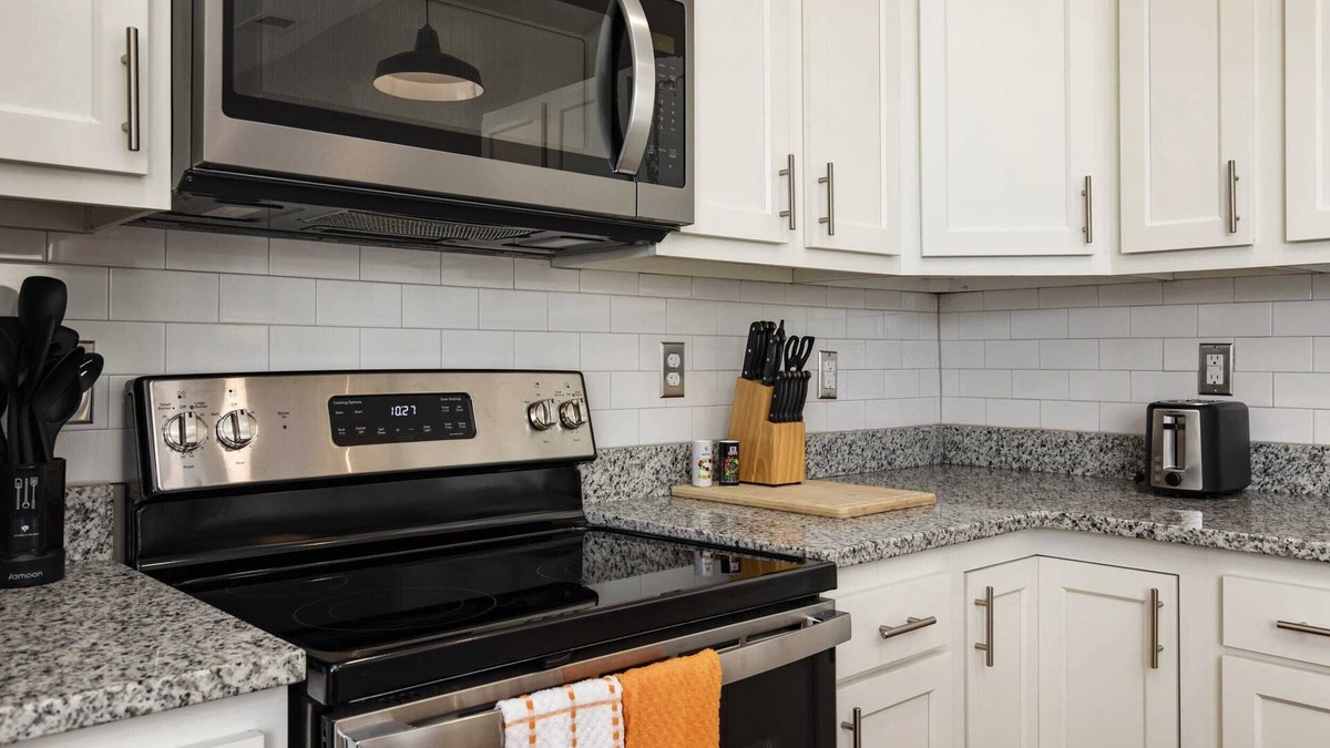 Merriwether Apartment | Historic CozySuites 4BR 2BA