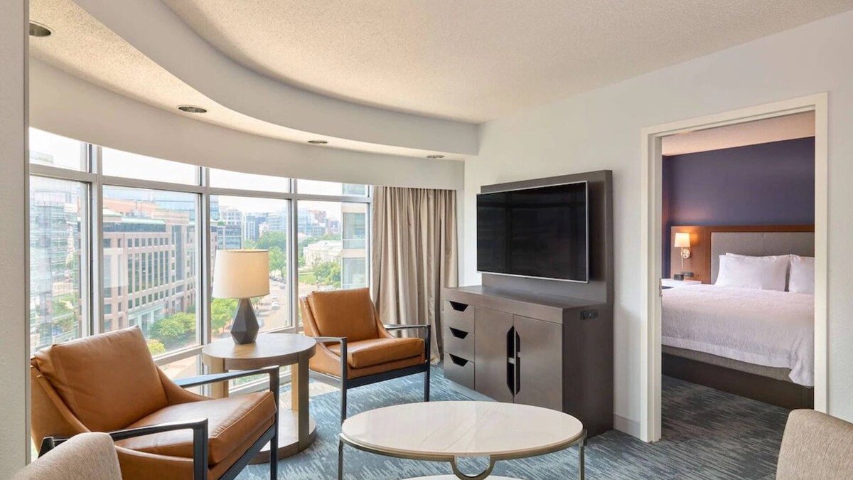 Mount Vernon Triangle Hotel | Historic D.C. Within Reach: Stay by Museums, Free Breakfast, Pet-Friendly