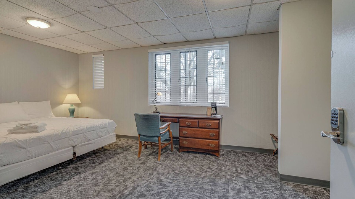 Music Row Hotel | Historic Dorm Room in Music Row!