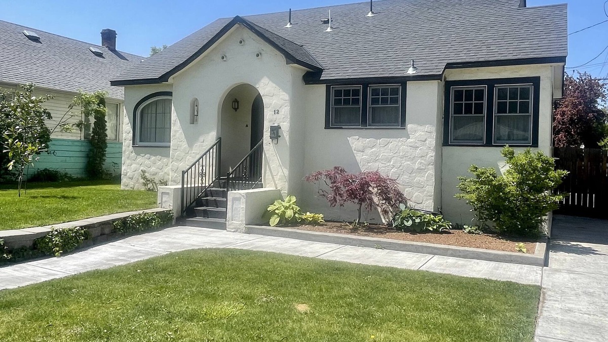 Tri-Cities House | Historic Downtown Kennewick home with large private backyard