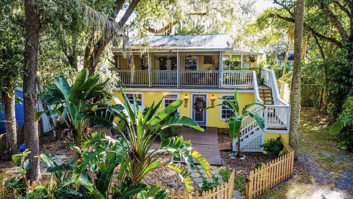 Sanford House | Historic Downtown Sanford Sunshine Cottage with Tree Top Suite!