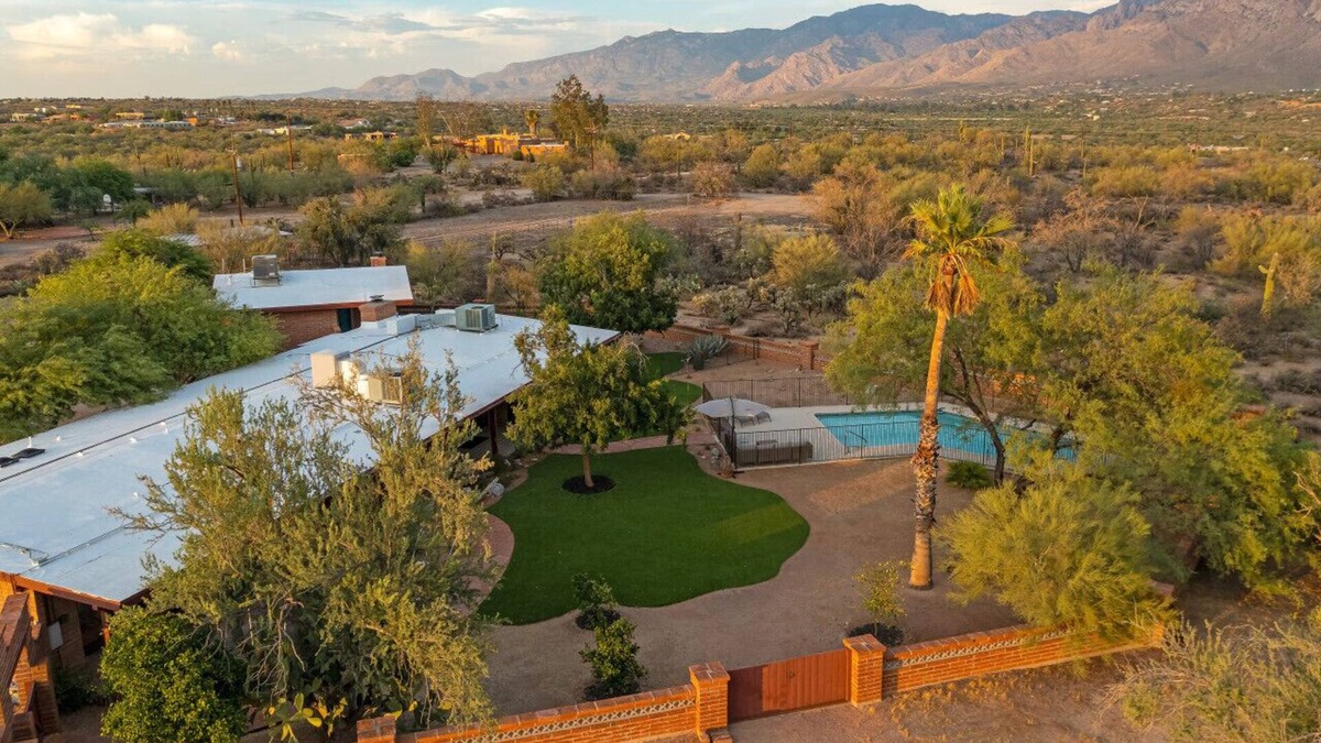 Casas Adobes House | Historic Estate | Mnt Views | Pool | W/Guest House