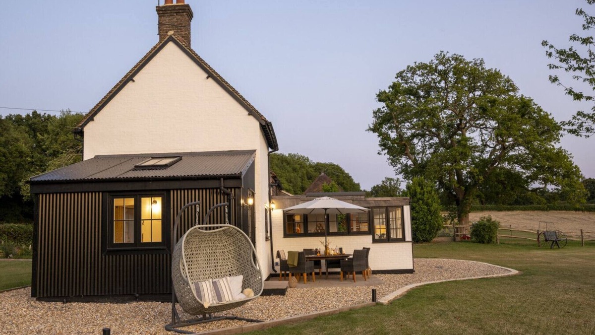 Plumpton Green Apartment | Historic Farmhouse Retreat |South Downs |Sleeps 8