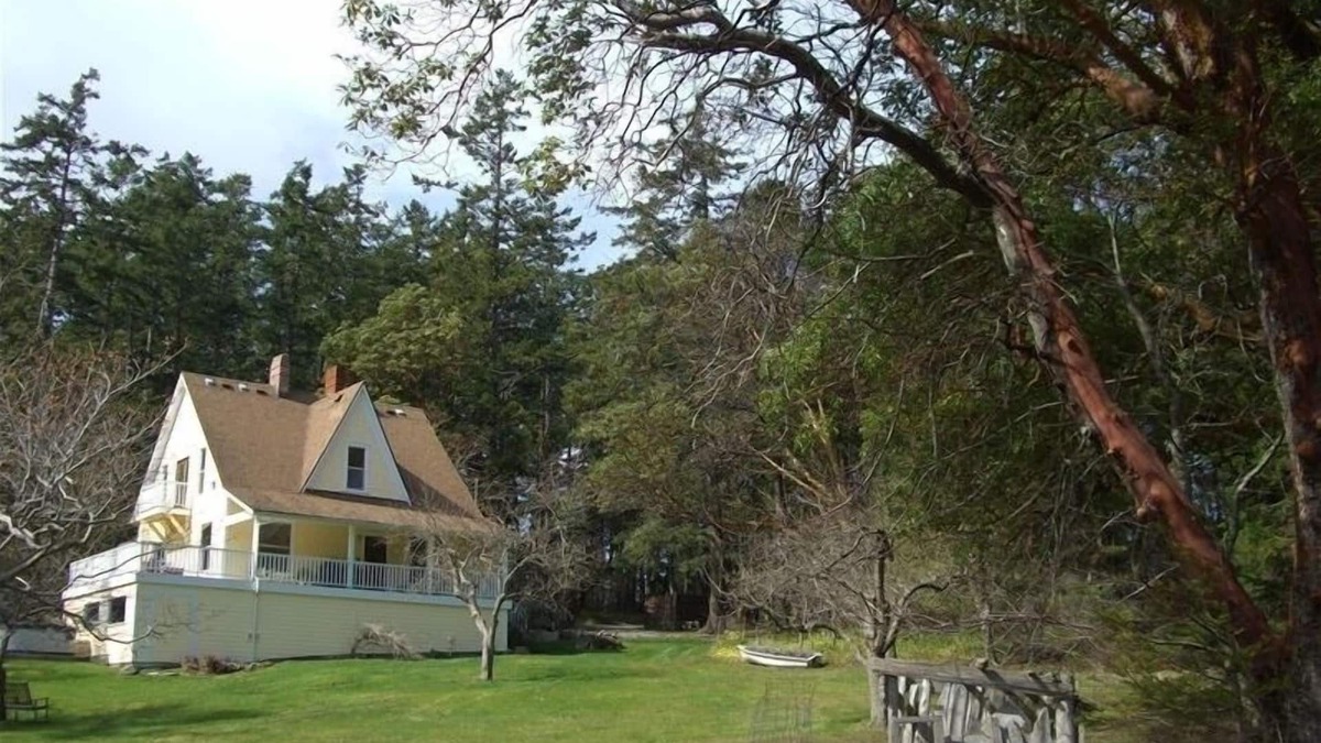 Eastsound House | Historic Farmhouse with two private beaches + walking distance to Eastsound