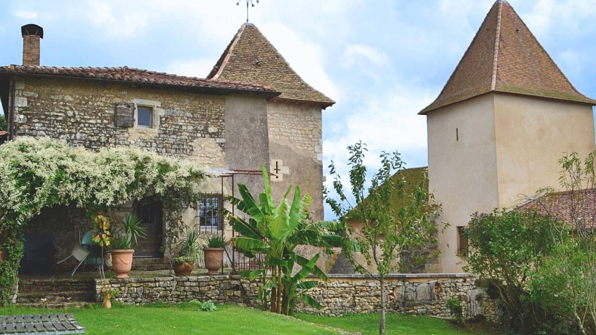 Beaulieu-sur-Sonnette Cottage | Historic Prioress Lodge: Luxury, Fireplace, Garden, WiFi, Near Pool, Baby Gear, Pets Welcome