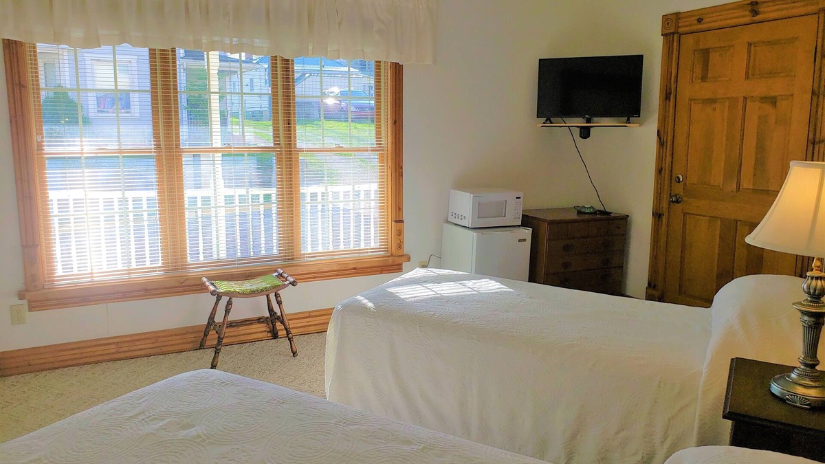 Stockport House | Historic Hardware Inn with River Views: Suite 102