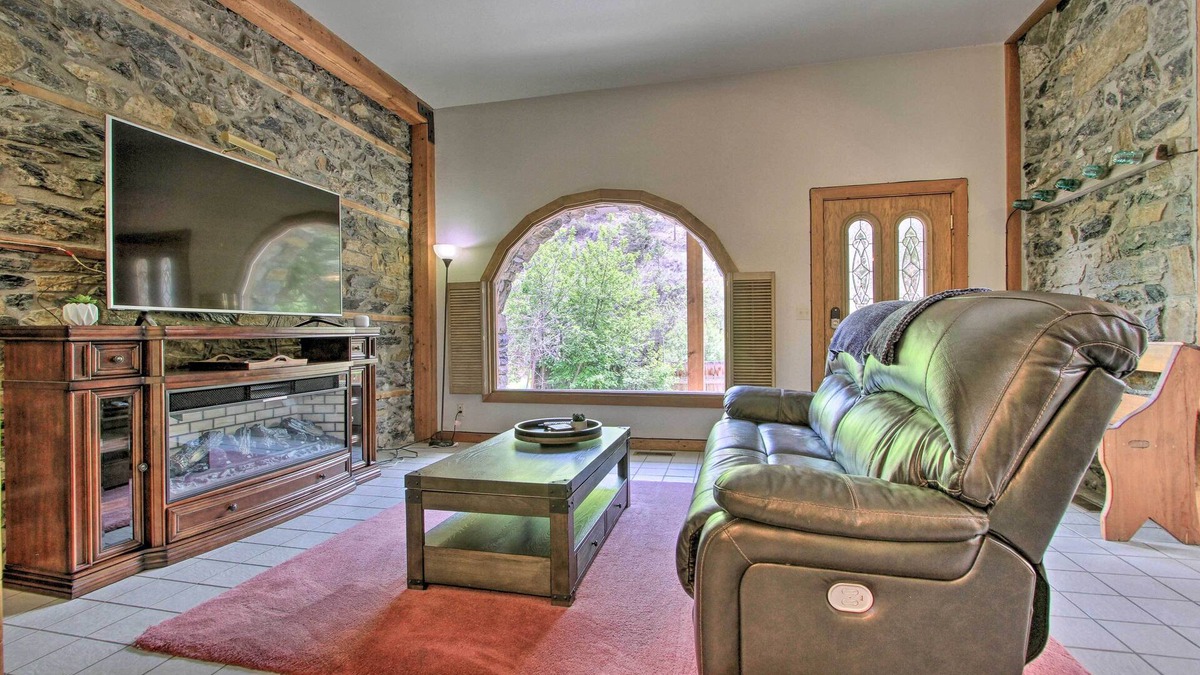Helena House | Historic Helena Retreat - Near Dtwn & Mt Helena!