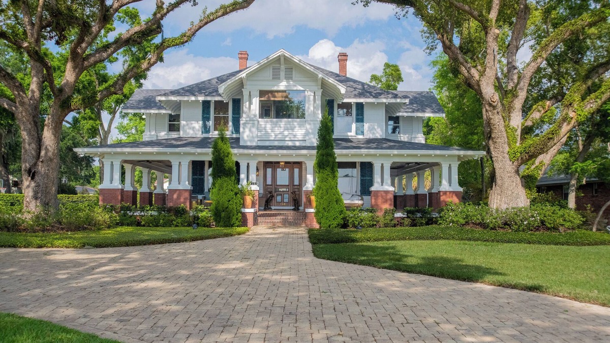 Lakeland House | Historic Hollingsworth House in Dwntwn Lkld. Lake Front, Pool, Mini Golf!