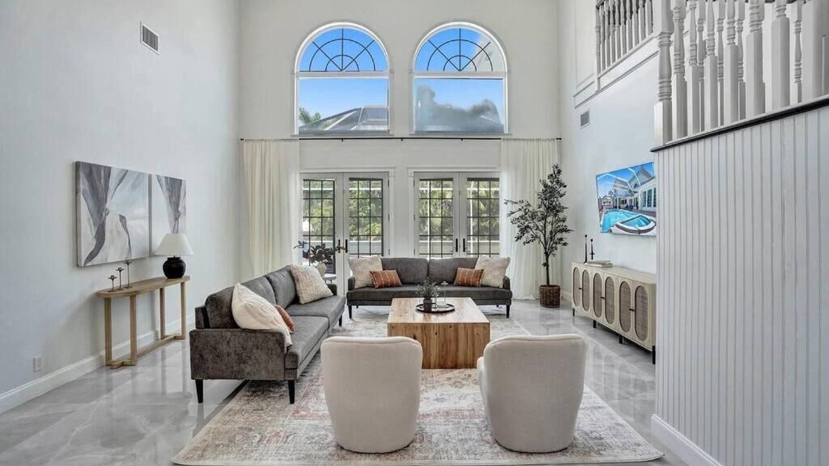 Hollywood Lakes Villa | Historic Hollywood Mansion 5 Minutes to the Beach 6BR 5-Bath