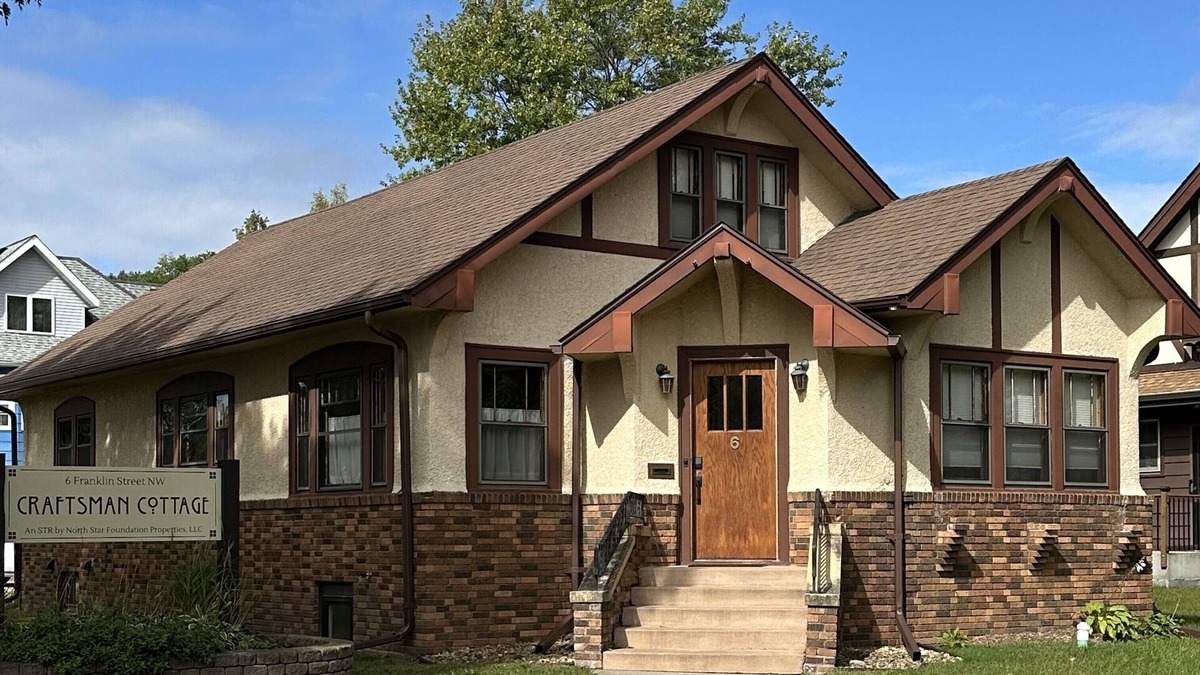 Hutchinson House | Historic home in downtown. Walkable. Sleeps 10. Wedding prep area available!