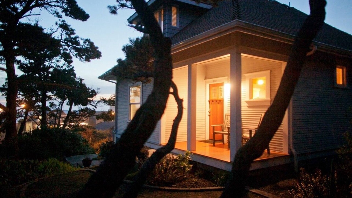 Newport House | Historic Home in Heart of Nye Beach with Ocean Views & Private Outdoor Hot Tub