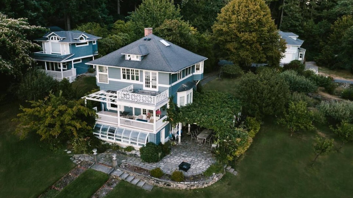 Home House | Historic home right on the water! SPA!