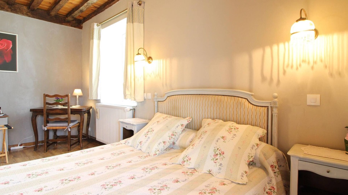 Choye Bed & Breakfast | Historic house with guest rooms and enclosed park in Choye