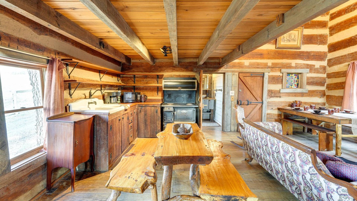 Jonesborough Cabin | Historic Jonesborough Cabin w/Fire Pit & Grill!