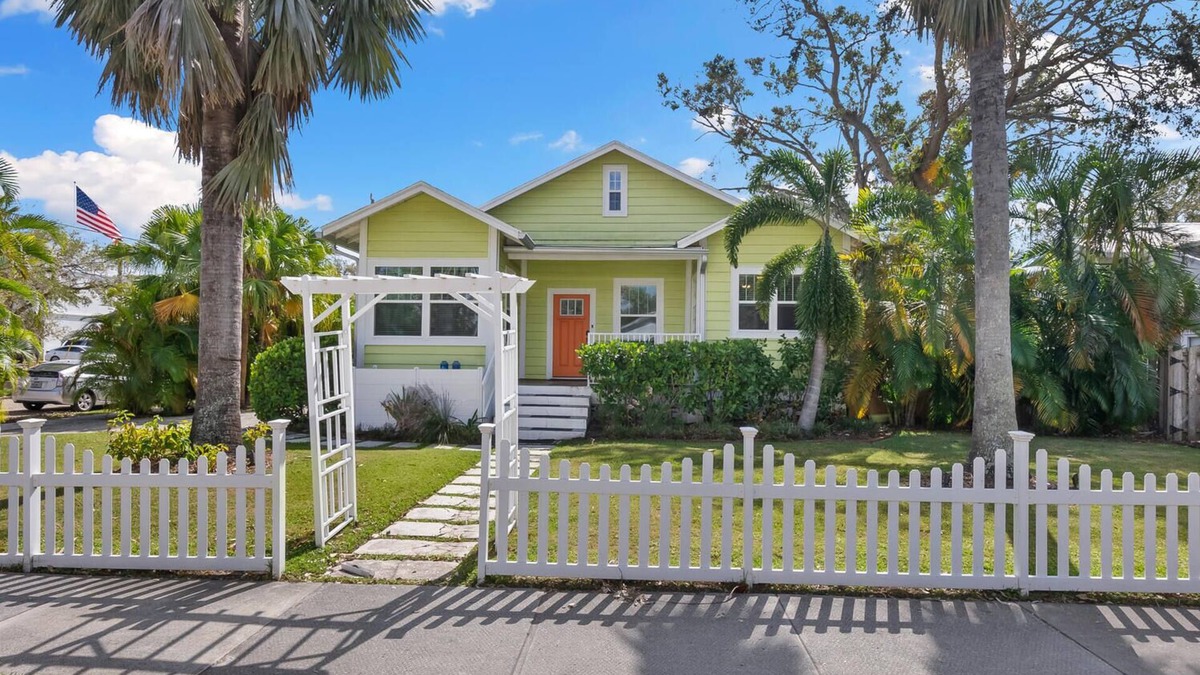 Downtown House | Historic Laurel Park Home with Retro Guest Cottage