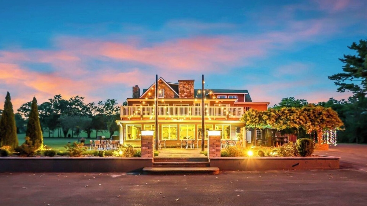 Bethpage Apartment | Historic Leon Russell estate: 13BR, 9BA, 24 BEDS
