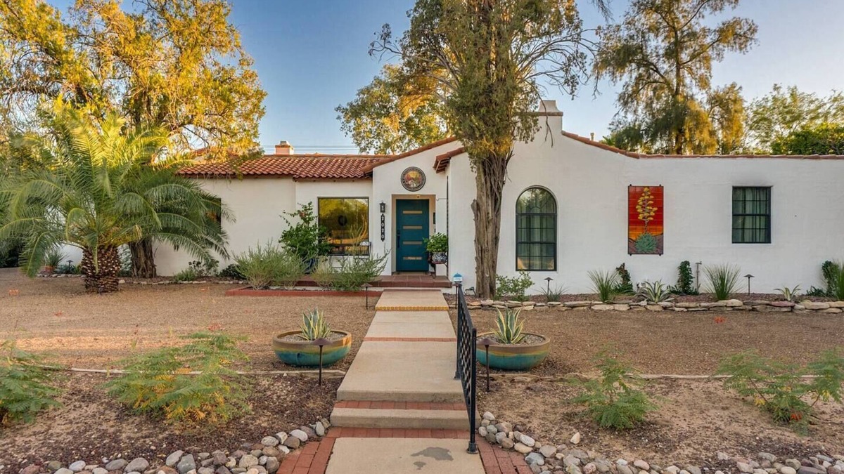Sam Hughes House | Historic Luxe Retreat | Pool,Spa + 6 En-Suite Beds
