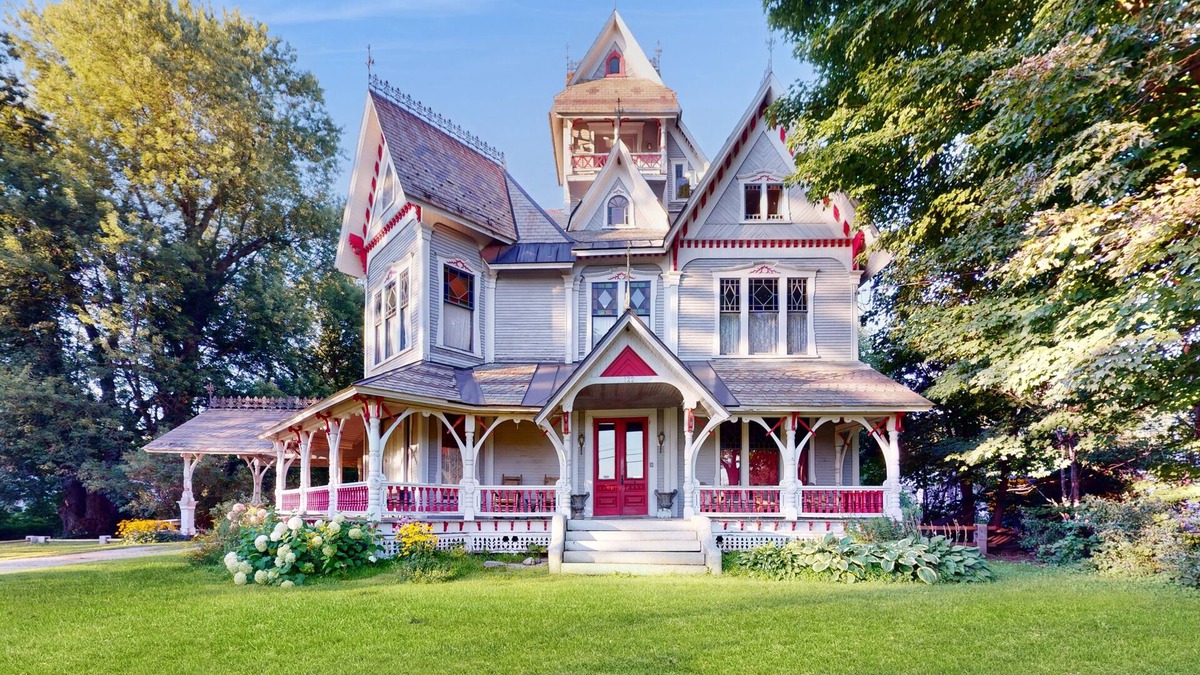 Richford House | Historic mansion, pool table, ping pong, wifi, w/d, gazebo, porch, TVs, views