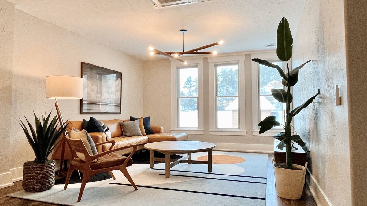 Hot Springs Apartment | Historic & Modern! Walk to Restaurants, Moccasin Springs + Huge Suite w/Kitchen