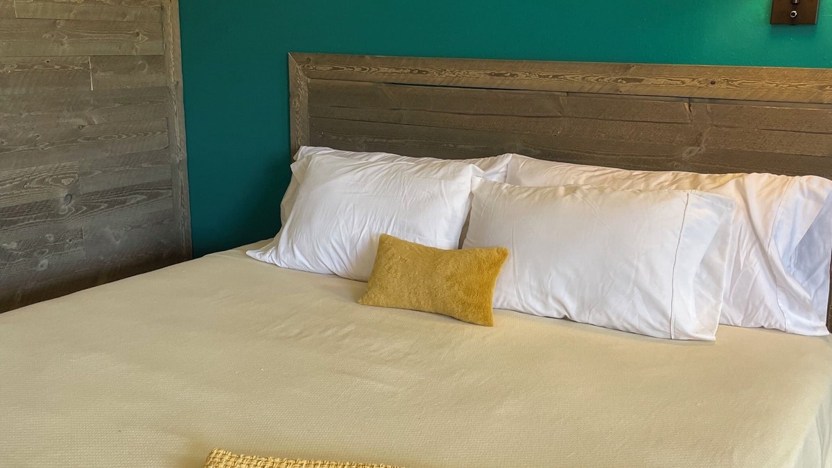 Cleveland Hotel | Historic Mora Inn and RV Park